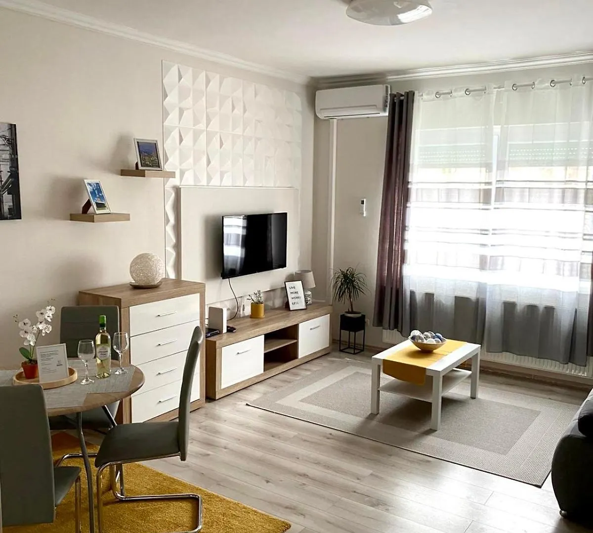 Sweet Central Apartment ,In The City Center Eger